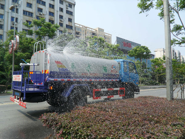 灑水車(chē)圖片，灑水車(chē)功能(néng)展示