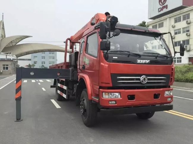 東風T07（可(kě)裝(zhuāng)2~6.3噸吊機）随車(chē)起重運輸車(chē)